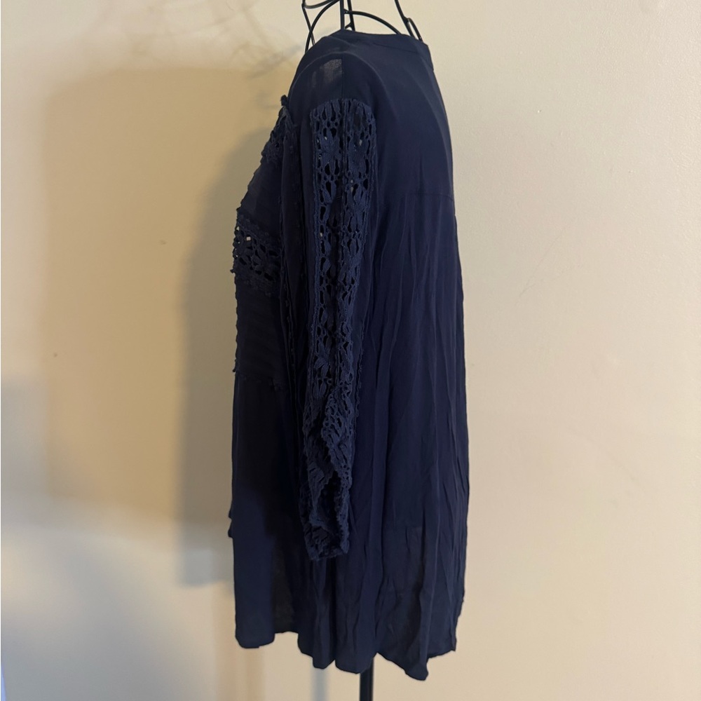 Free People Pintuck Crochet Inset Button Down in Navy Size Small - Picture 4 of 6
